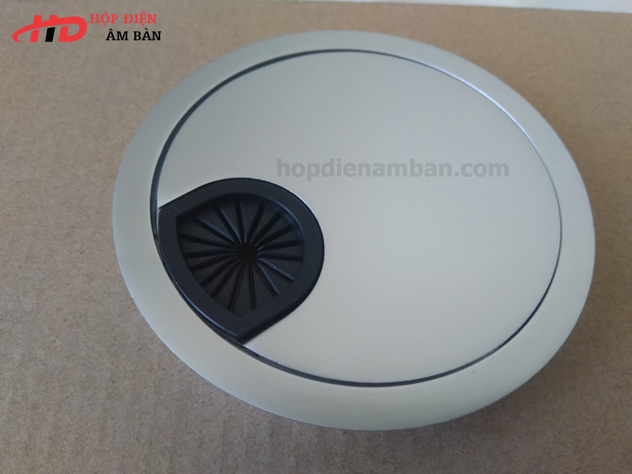NẮP LUỒN DÂY ĐIỆN TRÊN MẶT BÀN