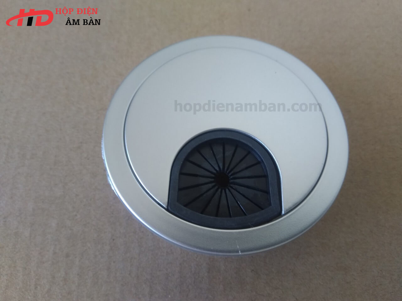 Nắp luồn dây điện trên mặt bàn